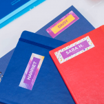 Kolorowe naklejki na teczkach, wydrukowane na drukarce etykiet Brother VC-500W